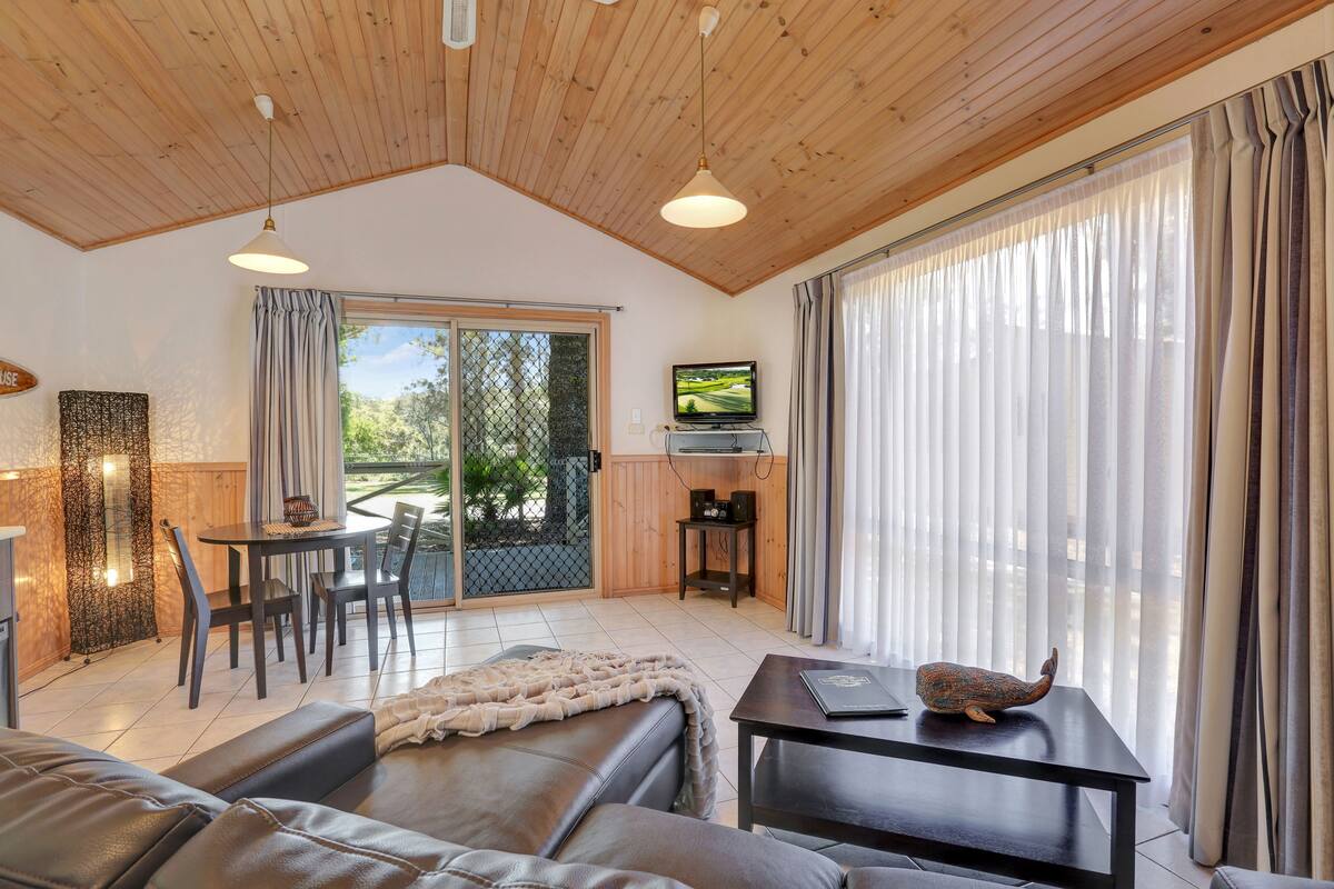 Honeymoon Cabin, 1 King Bed, Jetted Tub | Living area | Flat-screen TV, DVD player