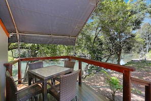 Lều cơ bản, quang cảnh sông (Safari Tents) | Hiên
