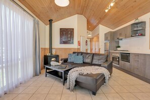 Honeymoon Cabin, 1 King Bed, Jetted Tub | Living area | Flat-screen TV, DVD player - Seven Mile Beach Holiday Park (Gerroa)