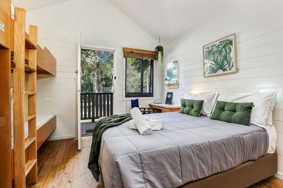 Basic Room, Shared Bathroom (Surf Sharks) | 2 bedrooms, iron/ironing board, WiFi (free), bed sheets