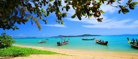 Beach nearby, white sand, 10 beach bars
