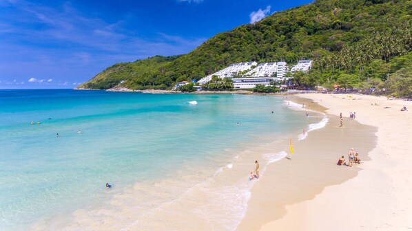 Beach nearby, white sand, 10 beach bars