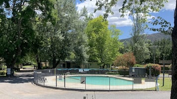 Kolam renang outdoor, dengan payung kolam renang dan kursi berjemur