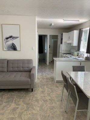 Cabana, 2 quartos | Área de estar | TV LCD, DVD player