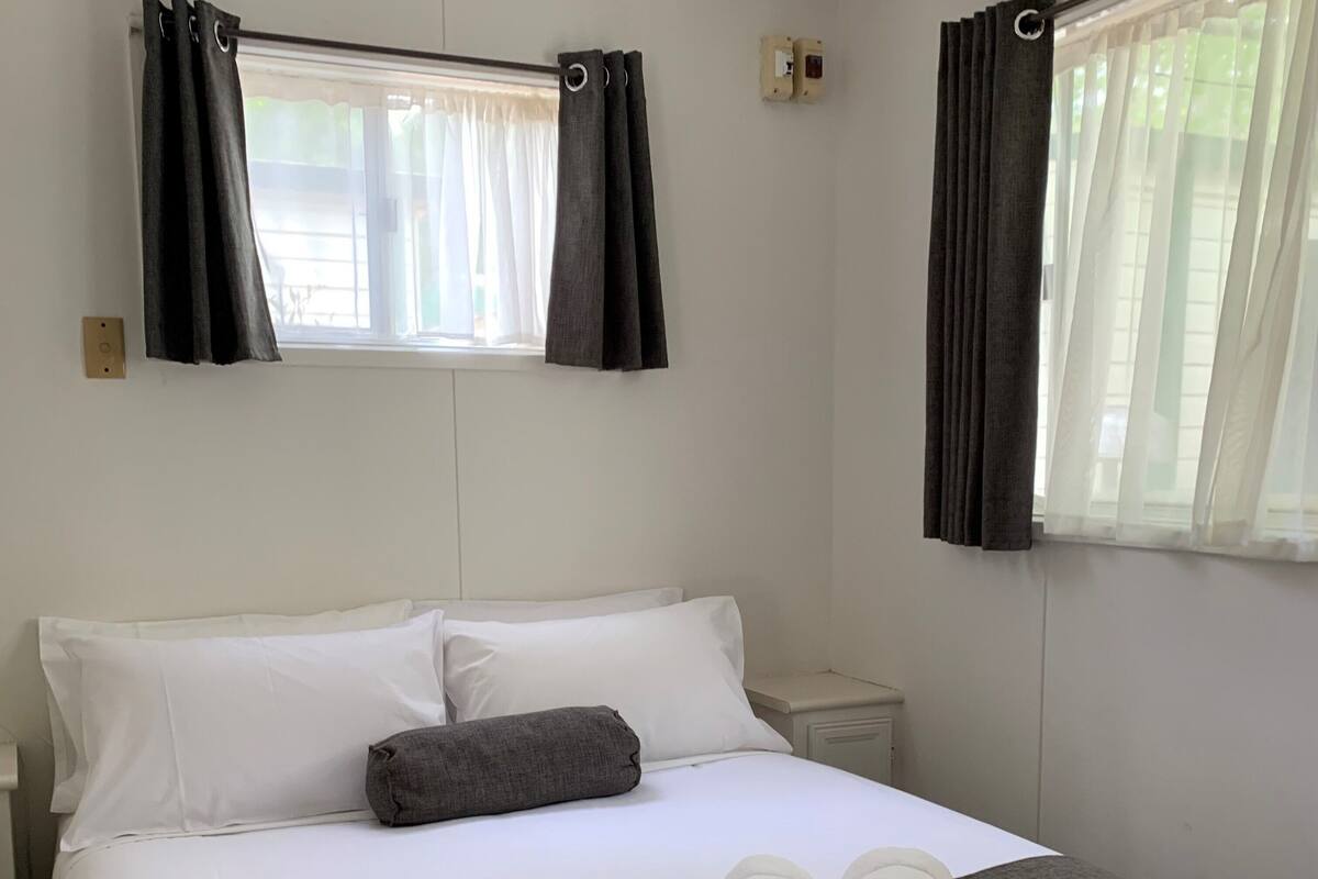 Ensuite Cabin | Premium bedding, iron/ironing board, WiFi (free), bed sheets