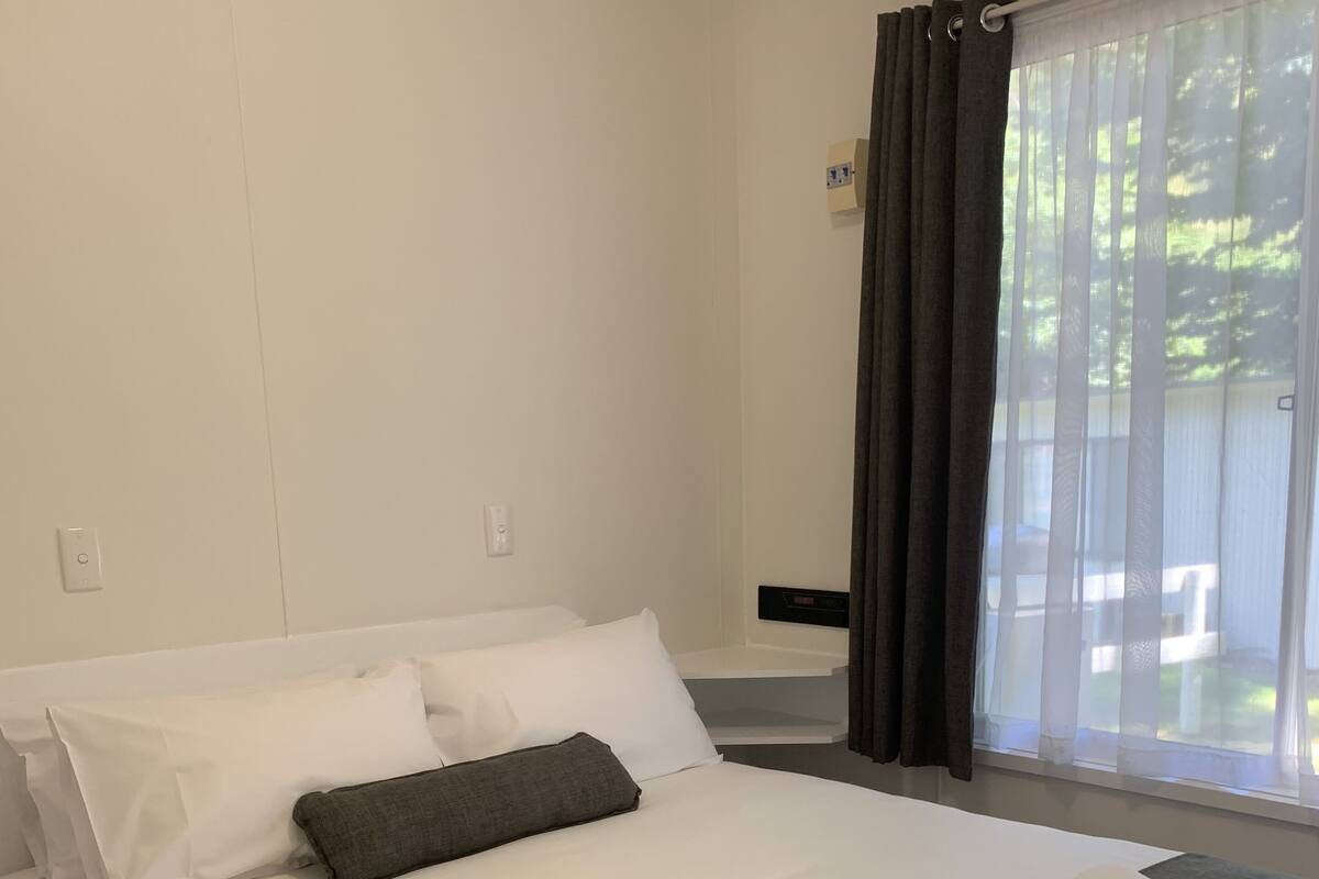 2 Bedroom Cabin | Premium bedding, iron/ironing board, WiFi (free), bed sheets
