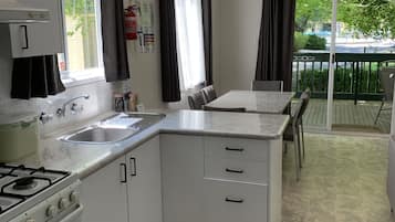 Kabin, 2 kamar tidur | Dapur pribadi | Lemari es, microwave, kompor, dan mesin pembuat kopi/teh