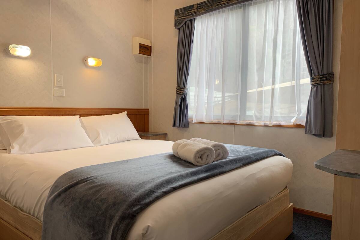 Cottage, 2 Bedrooms | Premium bedding, iron/ironing board, WiFi (free), bed sheets