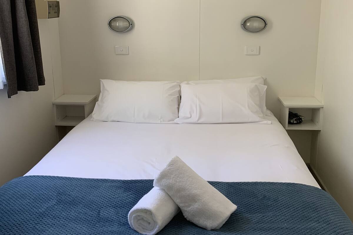 Deluxe Cabin, 1 Bedroom | Premium bedding, iron/ironing board, WiFi (free), bed sheets