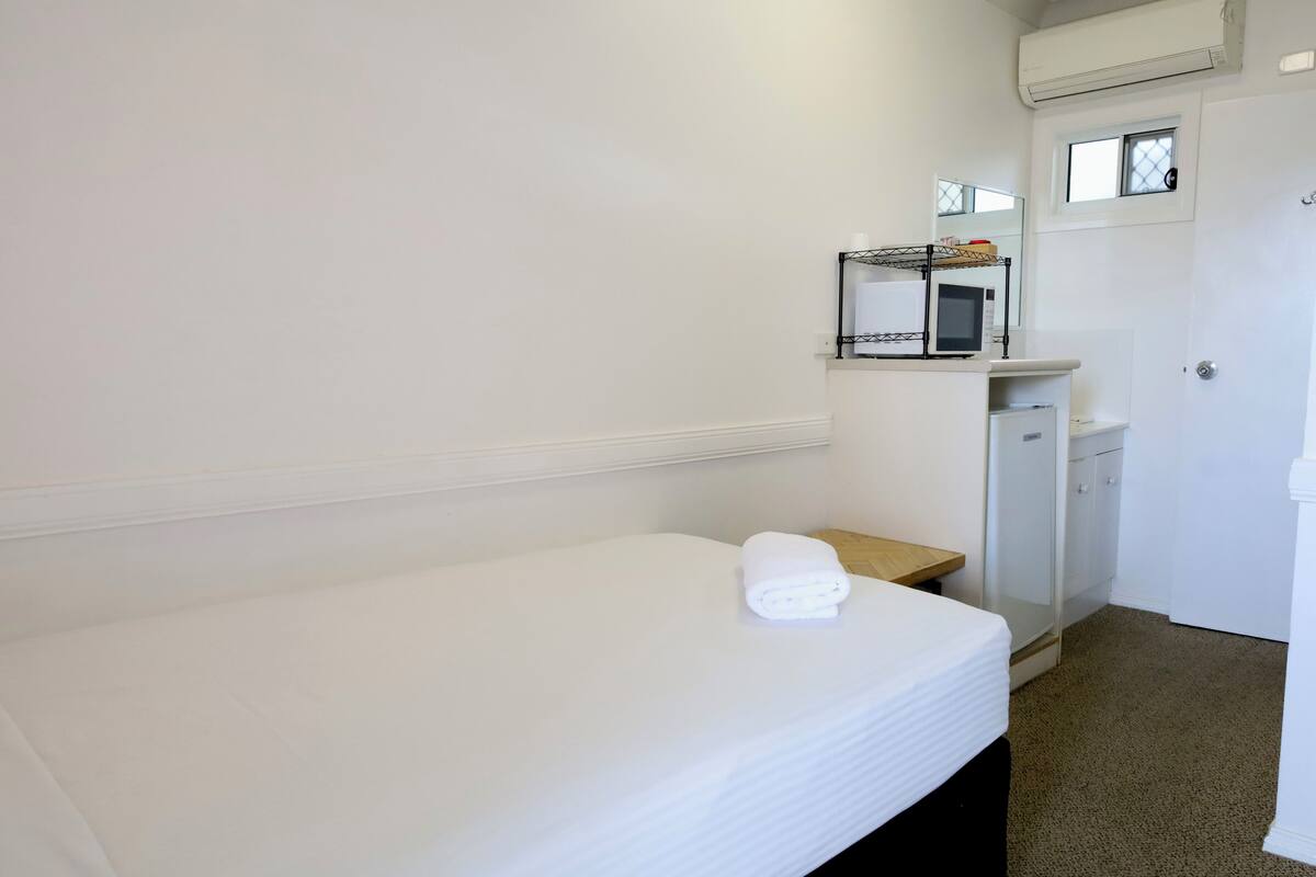 Deluxe eenpersoonskamer, huisdieren toegestaan | Een bureau, een strijkplank/strijkijzer, gratis wifi, beddengoed