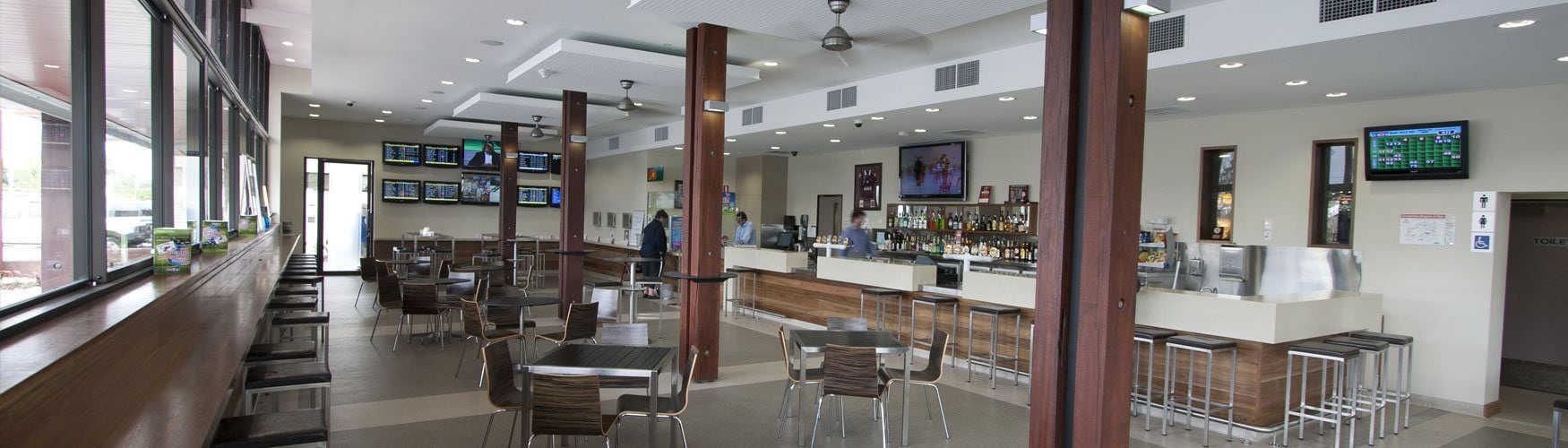 供应午餐和晚餐