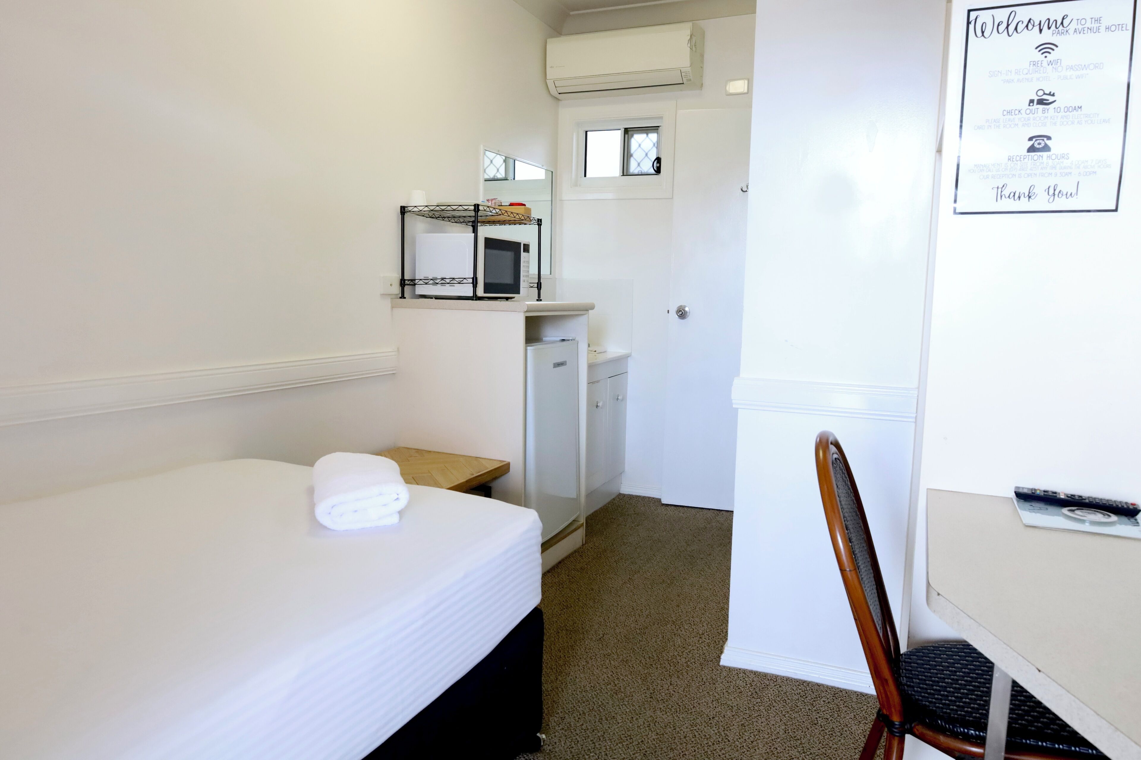 Escritorio, tabla de planchar con plancha, wifi gratis y ropa de cama 