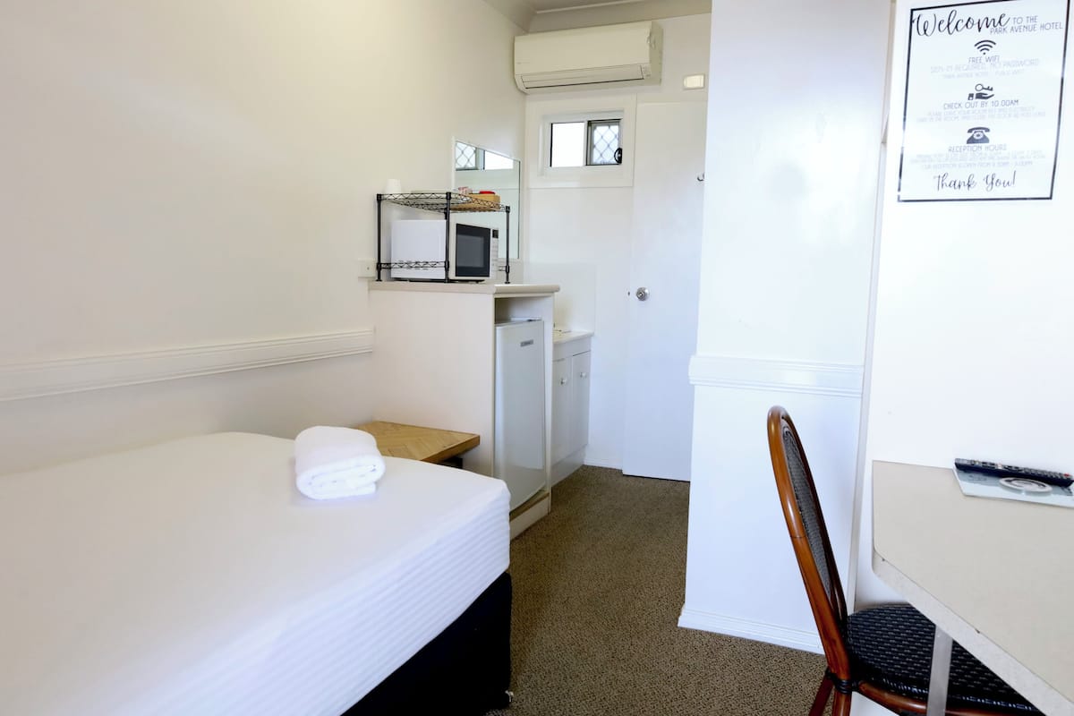 Escritorio, tabla de planchar con plancha, wifi gratis y ropa de cama