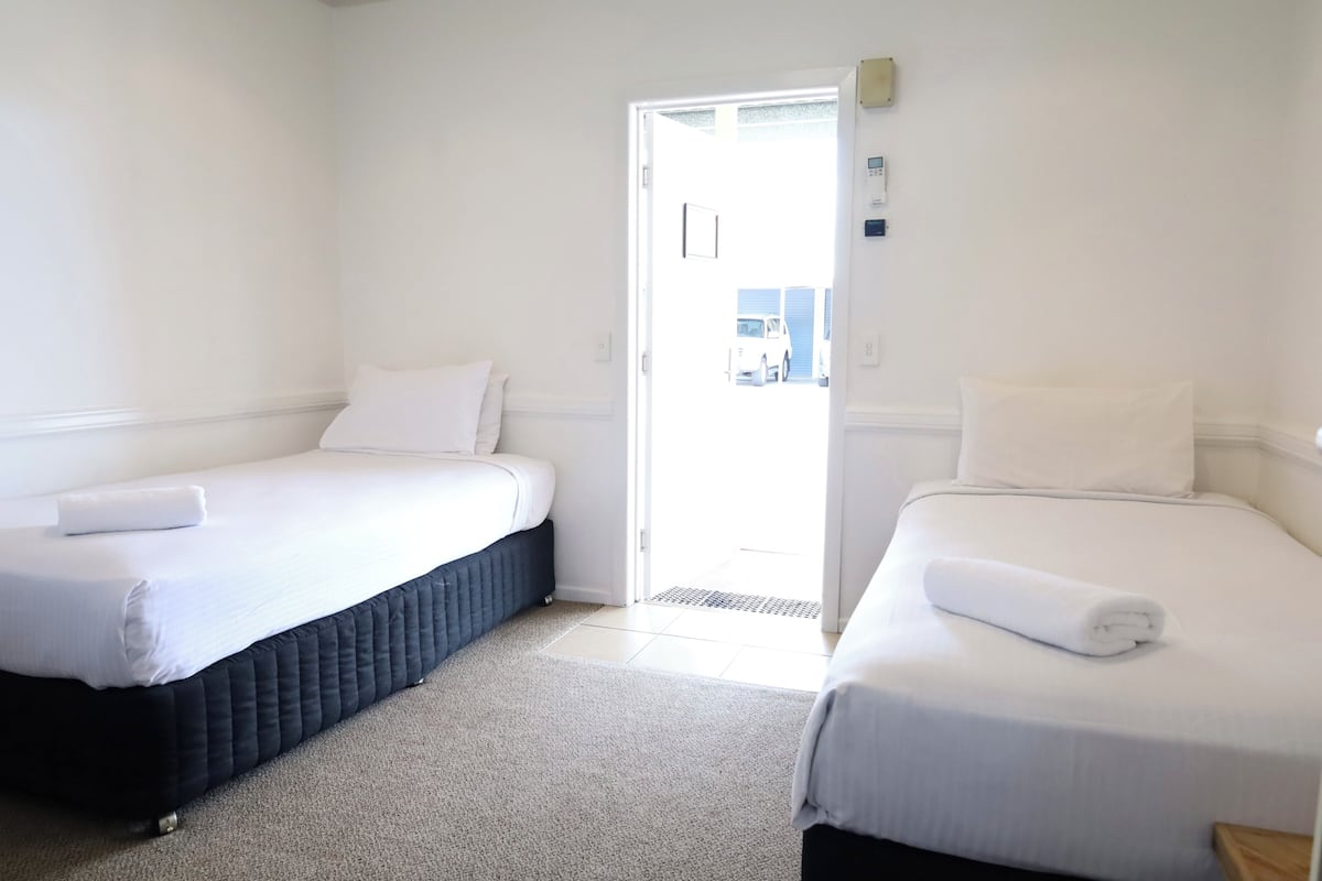 Escritorio, tabla de planchar con plancha, wifi gratis y ropa de cama