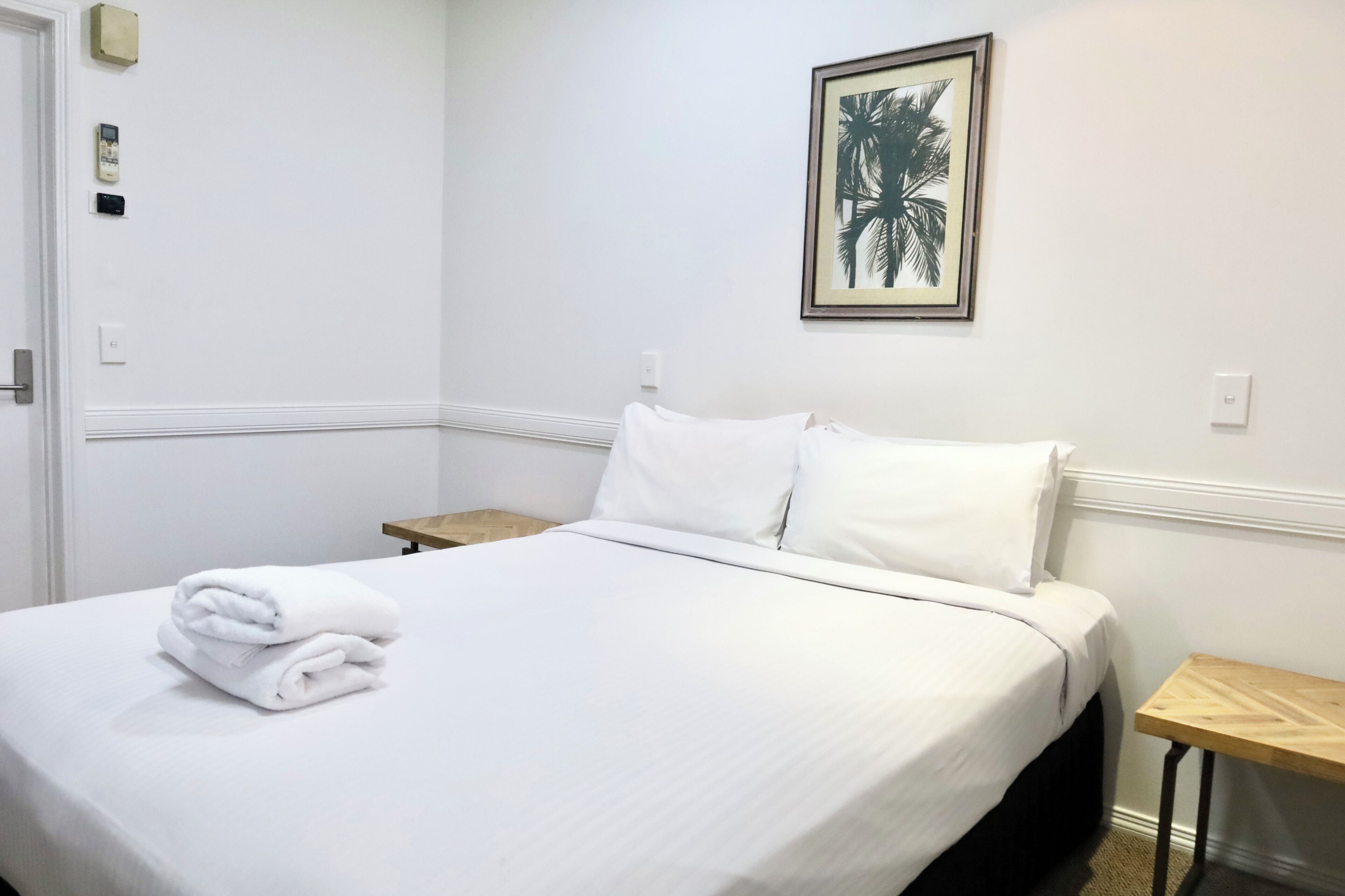 Escritorio, tabla de planchar con plancha, wifi gratis y ropa de cama 