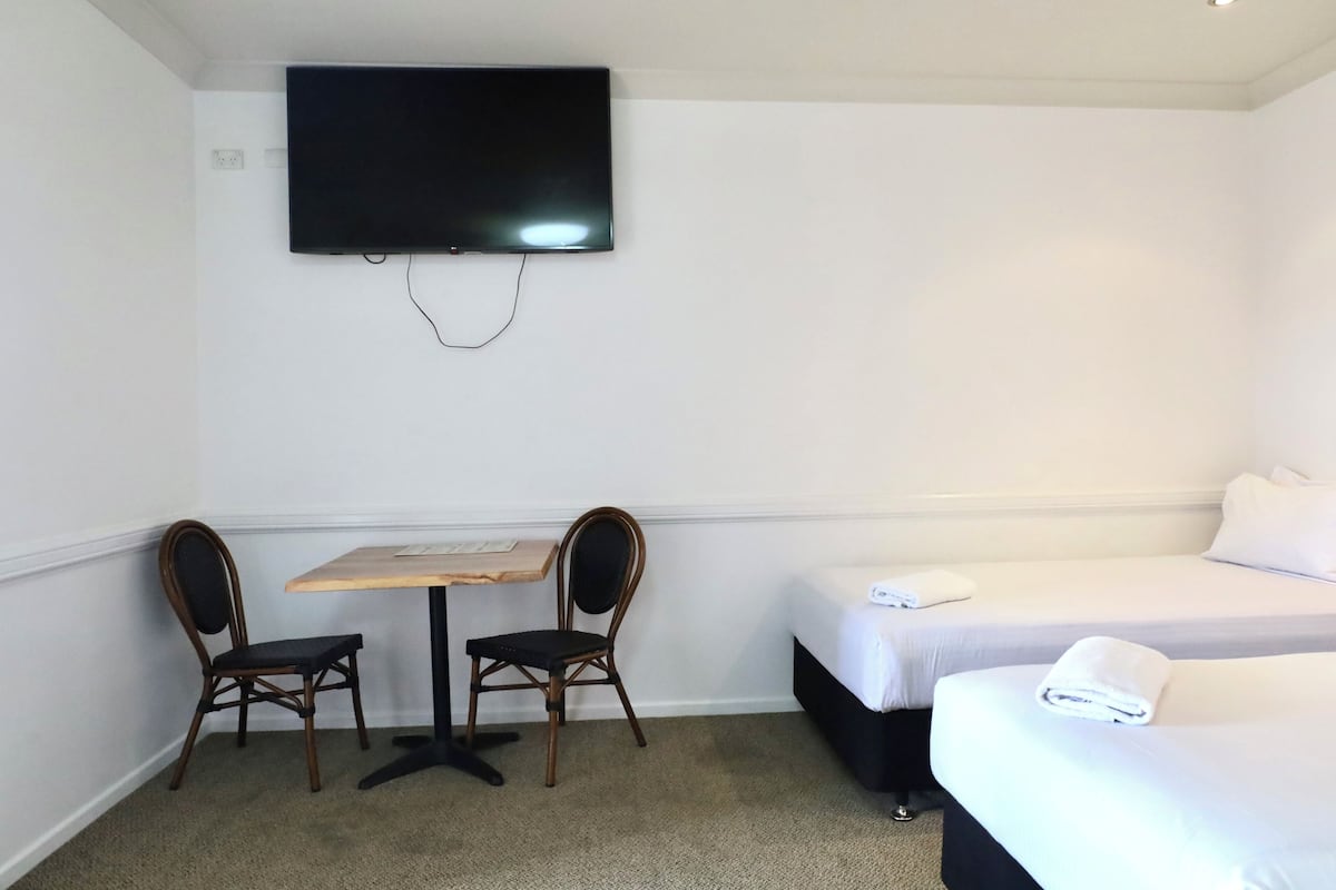 Escritorio, tabla de planchar con plancha, wifi gratis y ropa de cama