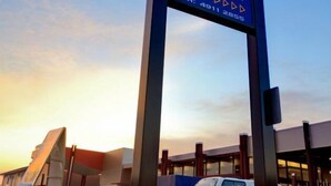 Een hotelschild met 'Hotel Park Avenue Motel' en 'Accommodaties, Feestzalen, Pokies' erop.