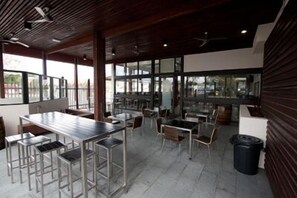 3 か所のバー / ラウンジ