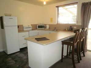 ตู้เย็นขนาดใหญ่, ไมโครเวฟ, เตาอบ, เตาประกอบอาหาร