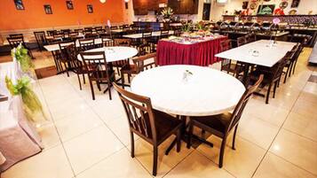 Sarapan dan makan tengah hari dihidangkan, masakan antarabangsa