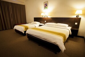 Family Room | Minibar, desk, iron/ironing board, free WiFi - Hotel Tanjong Vista (Kuala Terengganu)