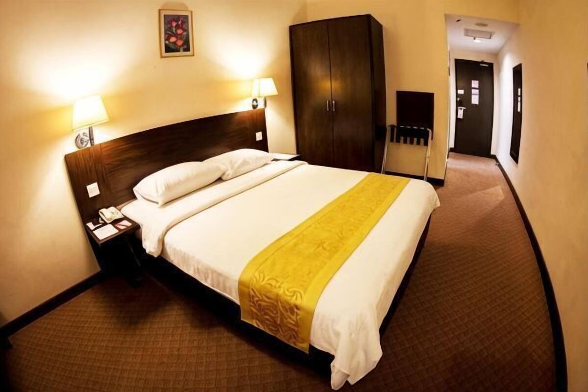 Minibar, escritorio, tabla de planchar con plancha y wifi gratis