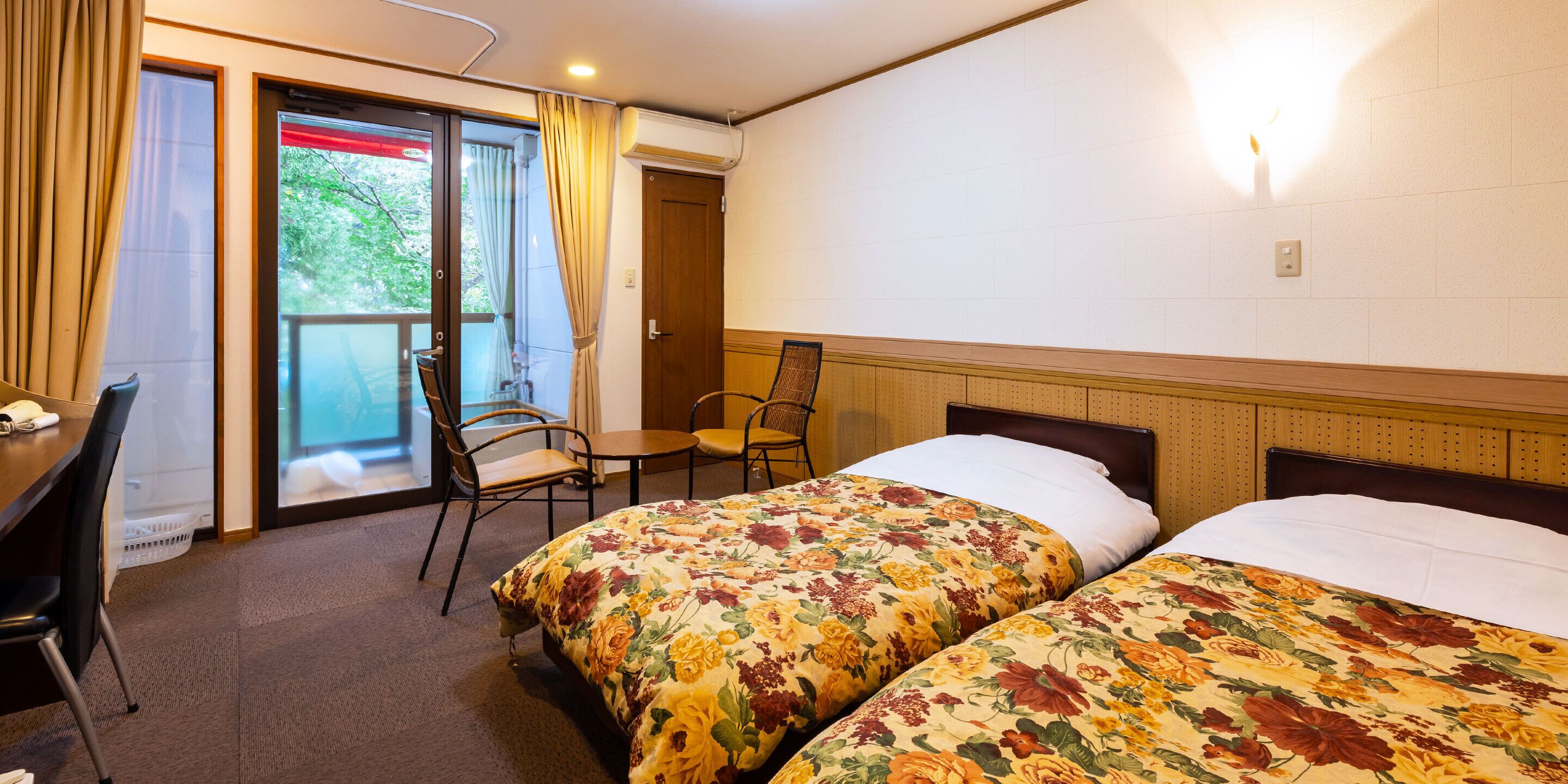 双床房, 无烟房 (Open-Air Bath, Western Style Room) | 办公桌、熨斗/熨板、床单