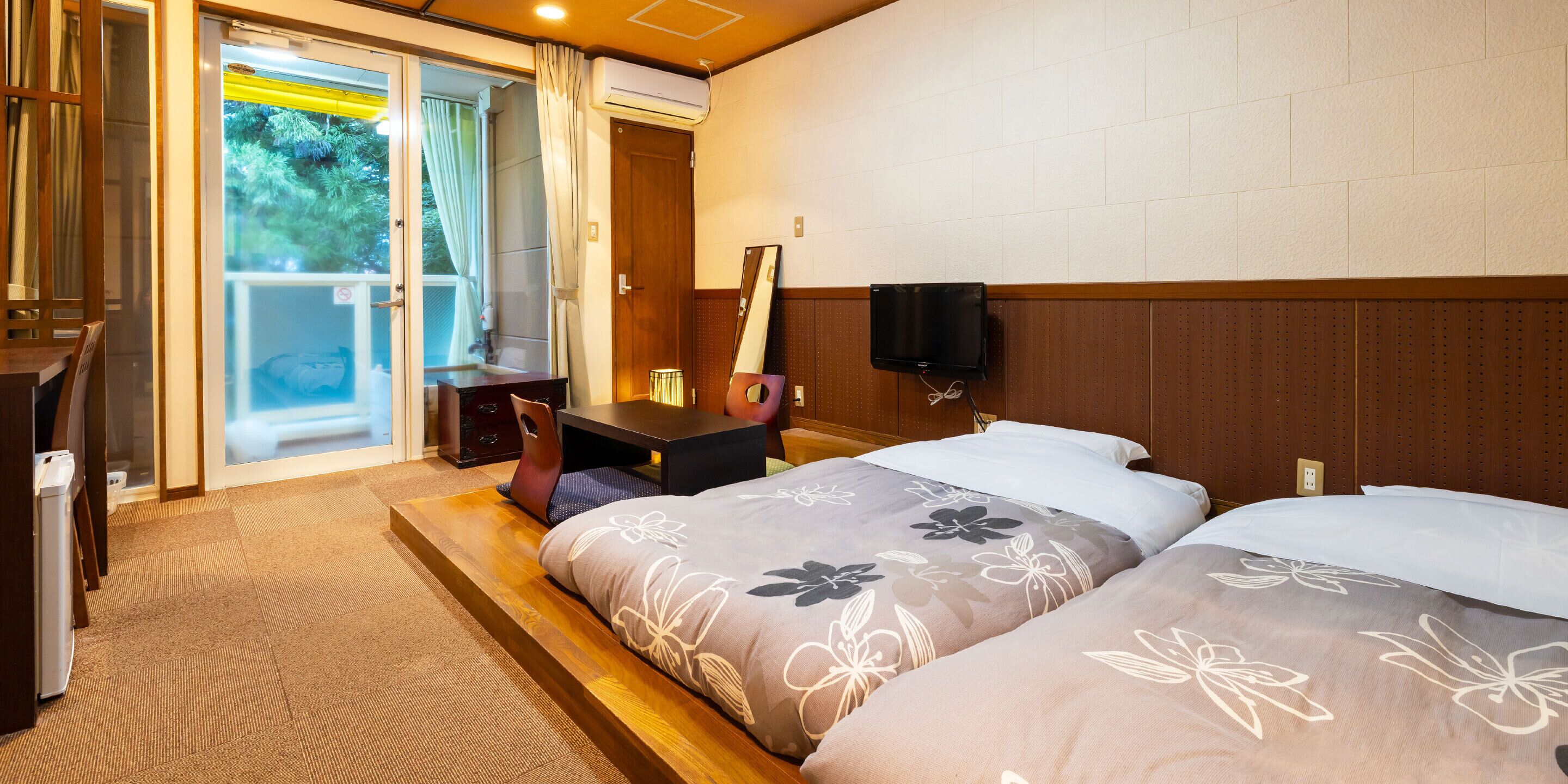 办公桌、熨斗/熨板、床单