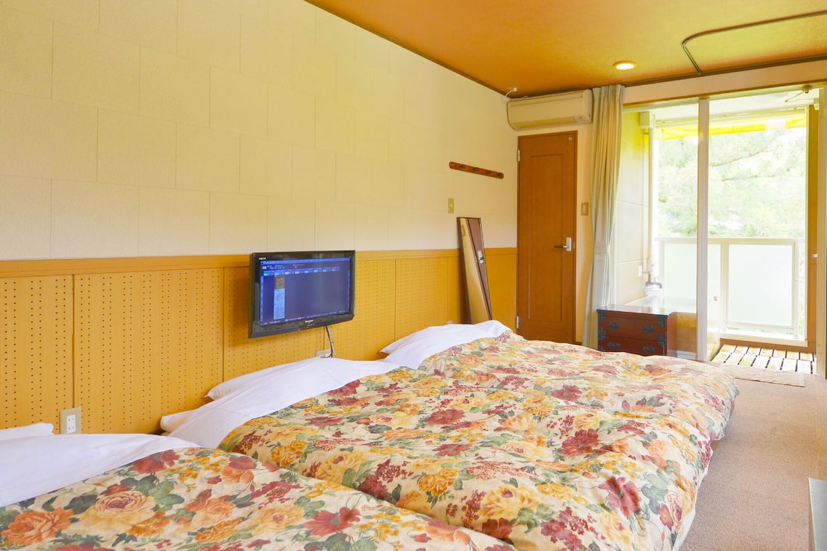 Standard Triple Open-Air Bath | Desk, iron/ironing board, bed sheets