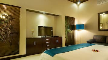 Minibar, brankas, meja kerja, dan kedap suara