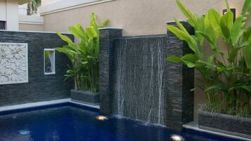 Kolam renang outdoor, dengan payung kolam renang dan kursi berjemur