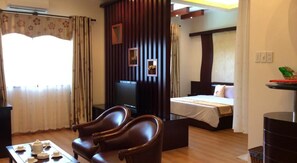 Deluxe Suite | Minibar, in-room safe, desk, blackout drapes - Cuu Long Hotel (Can Tho)