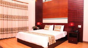 Suite Deluxe | Minibar, caja fuerte, escritorio y cortinas opacas