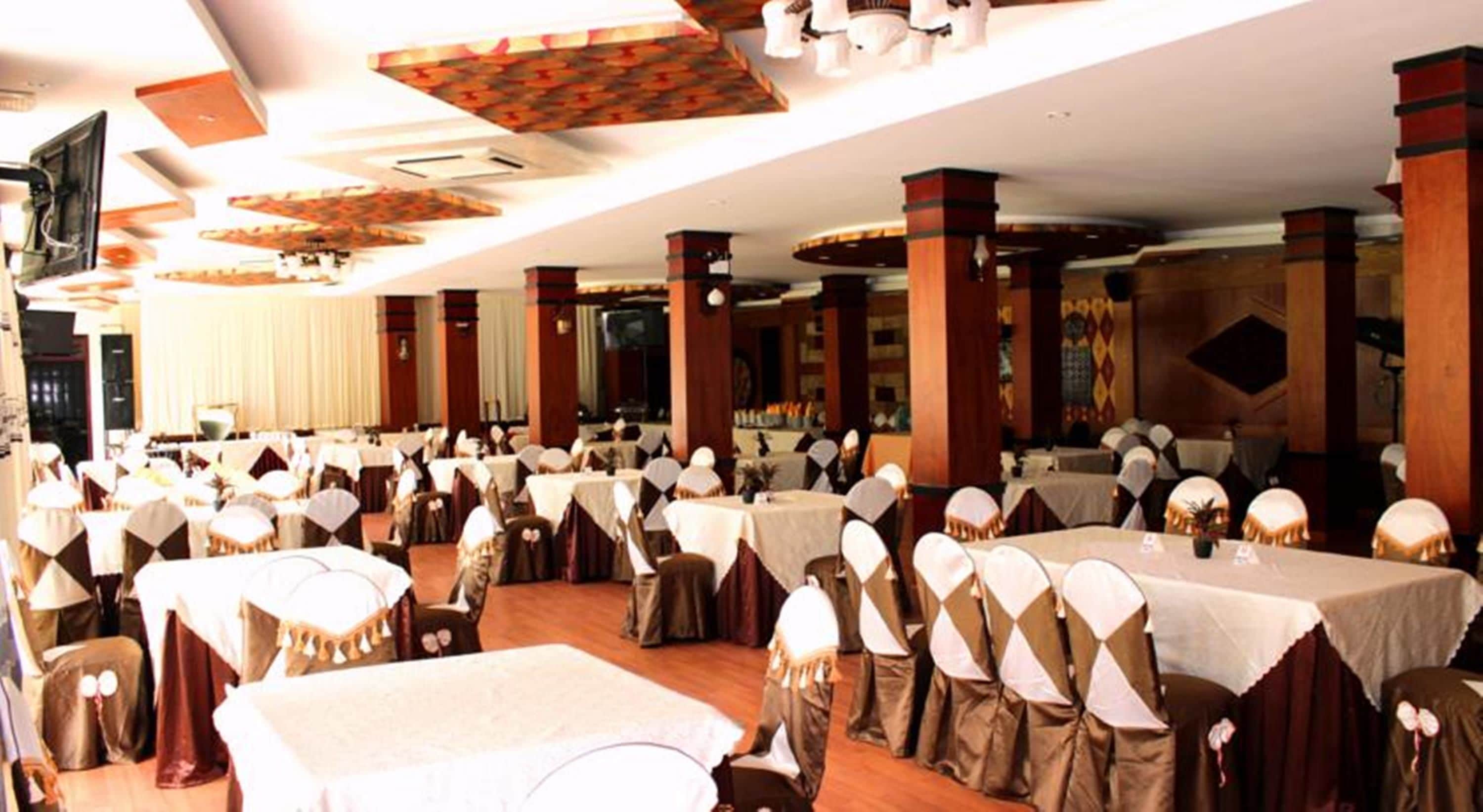 5 من المطاعم، حيث تُقدم وجبات الإفطار، الغداء، العشاء، الأطباق العالمية