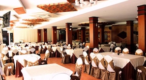 5 か所のレストラン、朝食、ランチ、ディナーに営業 (多国籍料理)