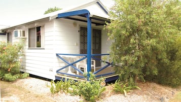 2 bedrooms, desk, laptop workspace, cribs/infant beds