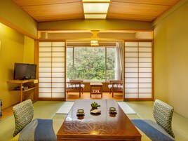 Habitación tradicional, vistas al río (Japanese Style, Hot Spring Bath) | Caja fuerte, wifi gratis, ropa de cama