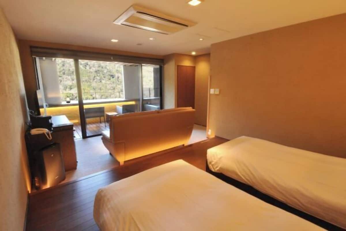In-room safe, soundproofing, free WiFi, bed sheets