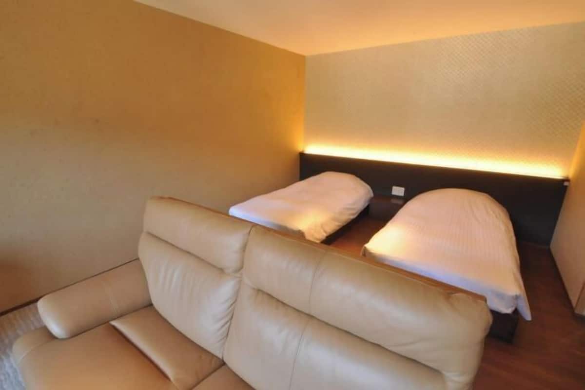 In-room safe, soundproofing, free WiFi, bed sheets