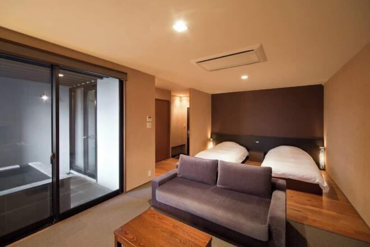 客房内保险箱、隔音、免费 WiFi、床单