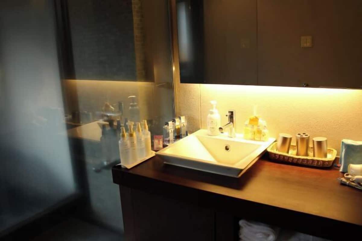 Bathroom | Free toiletries, slippers, electronic bidet, towels