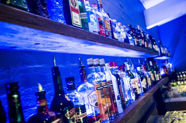 Eine Bar mit Regalen voller verschiedener Spirituosenflaschen.