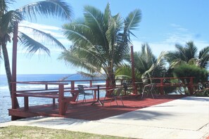 På stranden, hvit sand og solsenger