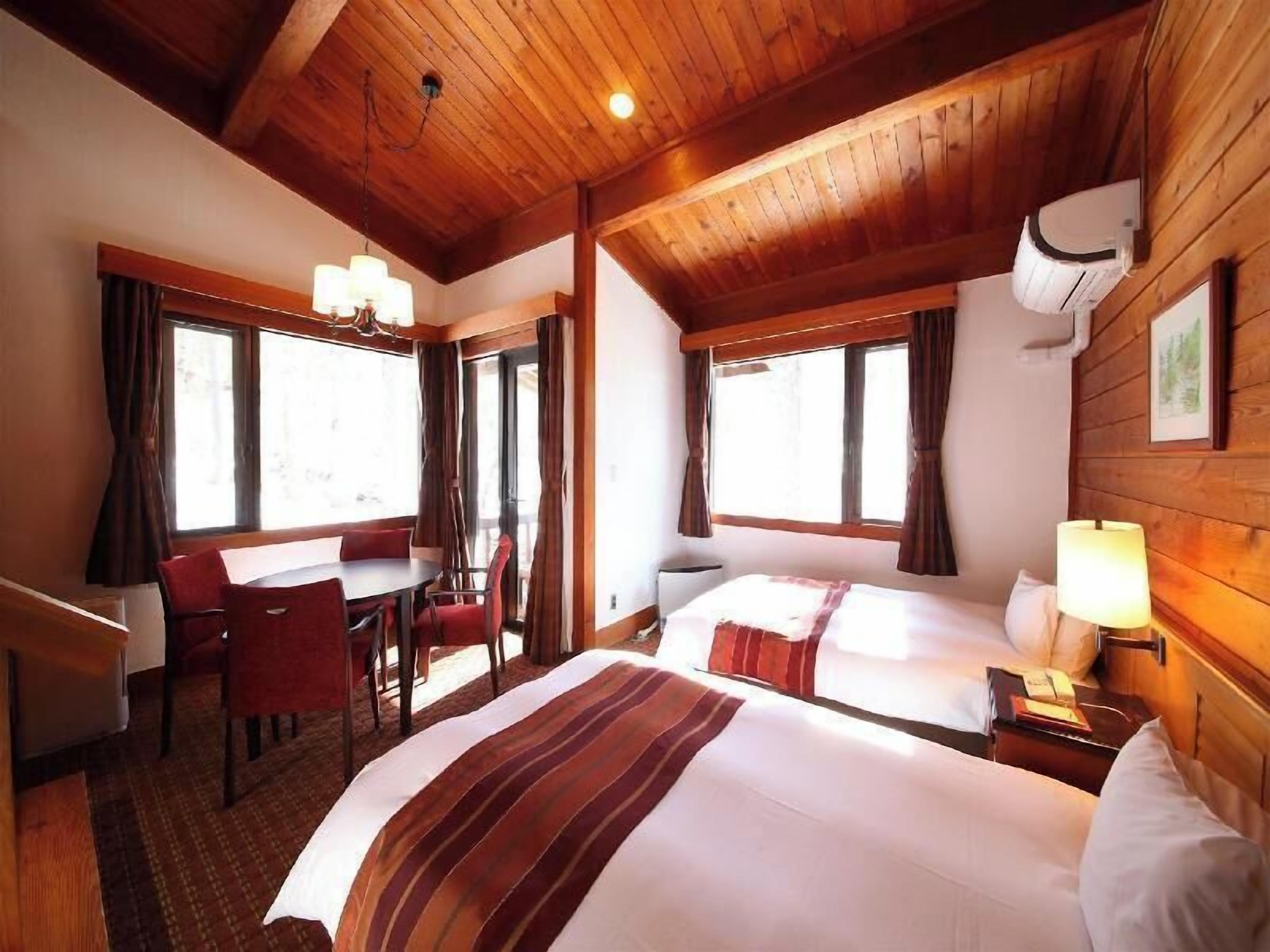 Zimmersafe, Schreibtisch, Babybetten, Zustellbetten