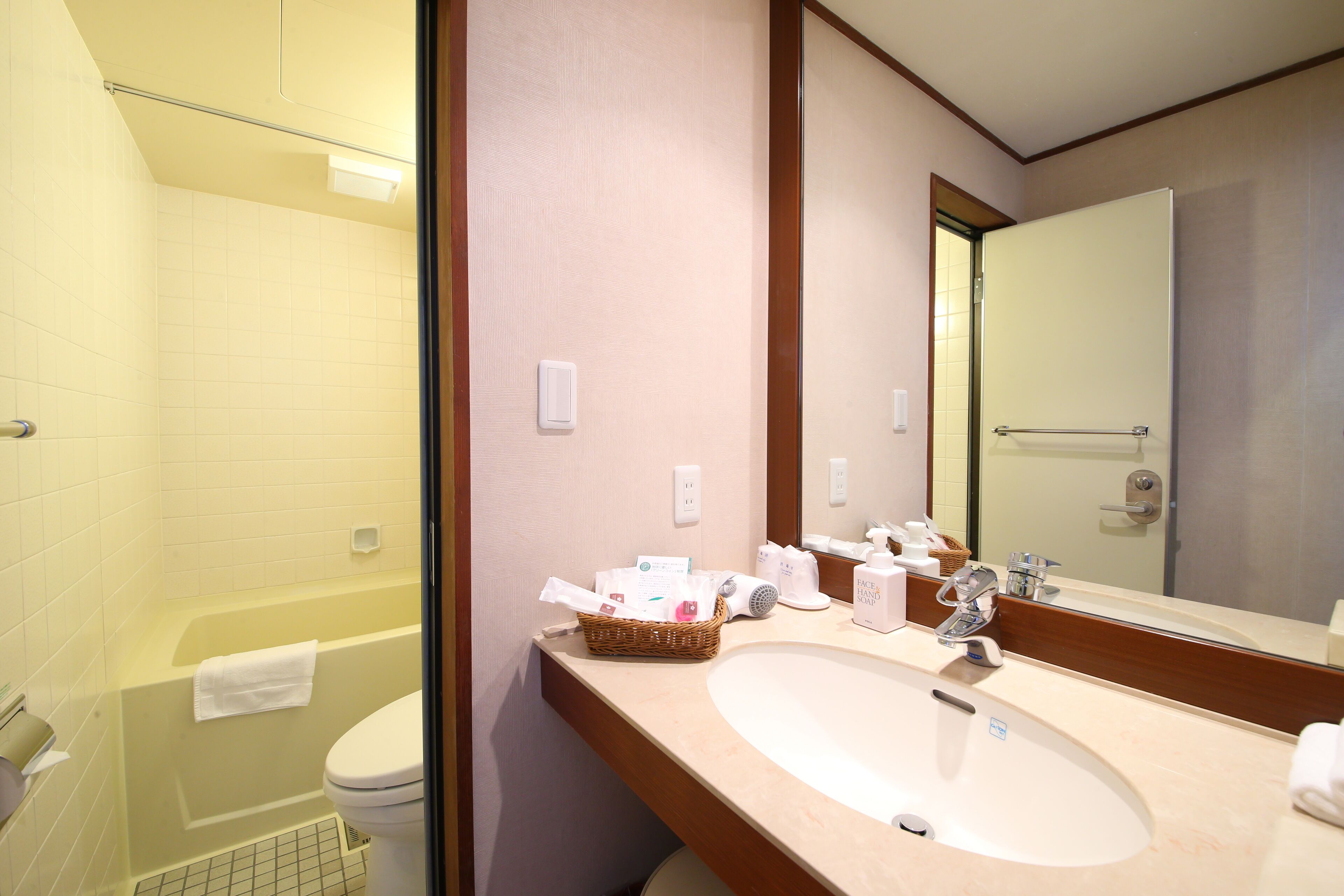 standard duplex, non smoking | bathroom | combined shower/bathtub, free toiletries, hair dryer, slippers
