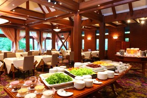 Daily cooked-to-order breakfast (JPY 2640 per person)