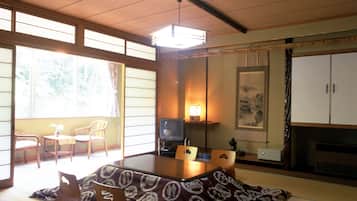 New Building, Traditional Room, 8 Tatami, Smoking | In-room dining
