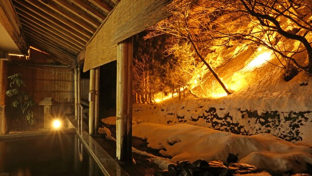 Un edificio tradicional japonés con interior de madera y exterior cubierto de nieve.