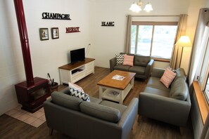 Kookaburra Cottage | Living room | 55-inch Smart TV with digital channels, fireplace, DVD player - Woodlane Cottages (Nulkaba)