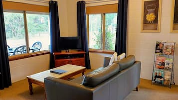 Villa, 1 Bedroom, Garden View (Fantail) | Ruang tamu | 55 inci sebuah televisyen pintar dengan digital, pendiangan, pemain DVD